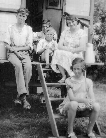 Arthur, Lilian and family on holiday in Burnham-on-Sea